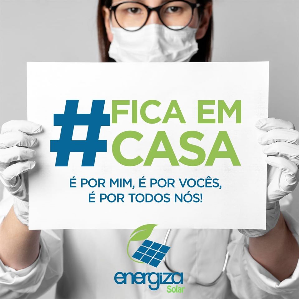 mulher segurando banner com os dizeres #ficaemcasa covid19 coronavirus.