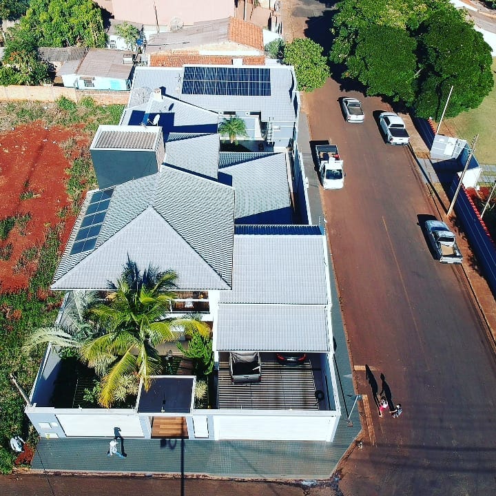 vista aérea projeto instalação residencial de energia solar fotovoltaica microinversor apsystems energizasolar eco